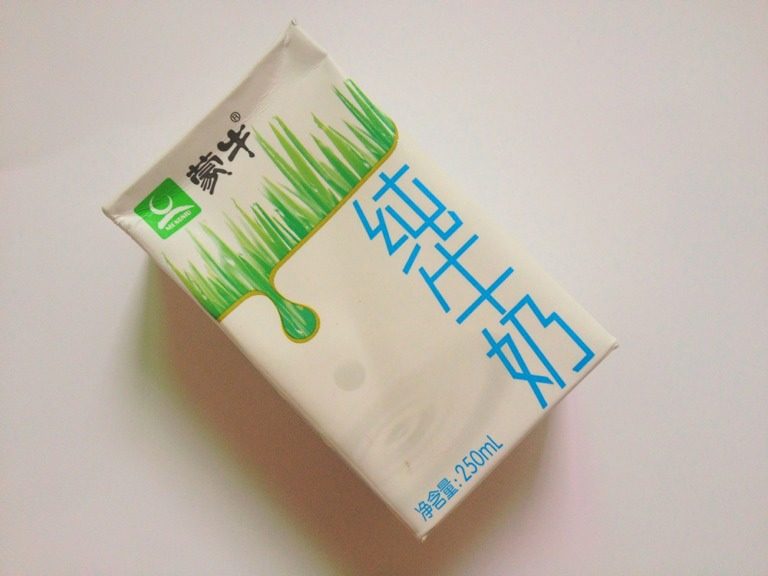 木瓜冻奶,电饭锅洗净,倒入牛奶加热,捞起泡软的吉利丁片入牛奶锅。