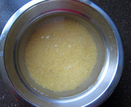 桂圆红枣小米糊,<a style='color:red;display:inline-block;' href='/shicai/ 493'>小米</a>洗净,清水浸泡2小时以上