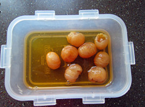 桂圆红枣小米糊,<a style='color:red;display:inline-block;' href='/shicai/ 607'>桂圆肉</a>洗净,清水泡透