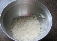 鸭子肉粥,<a style='color:red;display:inline-block;' href='/shicai/ 503'>粳米</a>洗净备用