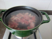 鸭子肉粥,锅中坐水开火,待水沸腾后下入鸭肉
