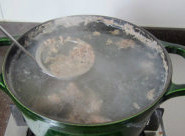 鸭子肉粥,再次煮开,打去浮沫,煮滚约5分钟,并不断打去浮沫