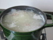 鸭子肉粥,大火煮开后,转小火,加盖慢煮约1小时