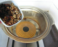八宝梨罐,核桃掰成小块,大枣肉、<a style='color:red;display:inline-block;' href='/shicai/ 607'>桂圆肉</a>切成丁,入沸水中汆烫,捞出沥干水分备用;