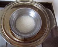 八宝梨罐,<a style='color:red;display:inline-block;' href='/shicai/ 498'>糯米</a>淘洗干净,入蒸锅蒸熟
