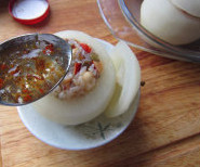 八宝梨罐,或者浇上桂花酱(分量外),即可