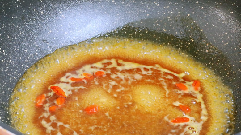 蔬菜卷,将蒸好的白菜肉卷的汁倒入锅中,加入<a style='color:red;display:inline-block;' href='/shicai/ 673'>枸杞</a>、1勺生抽、1勺蚝油,适量的水淀粉,大火煮至浓稠