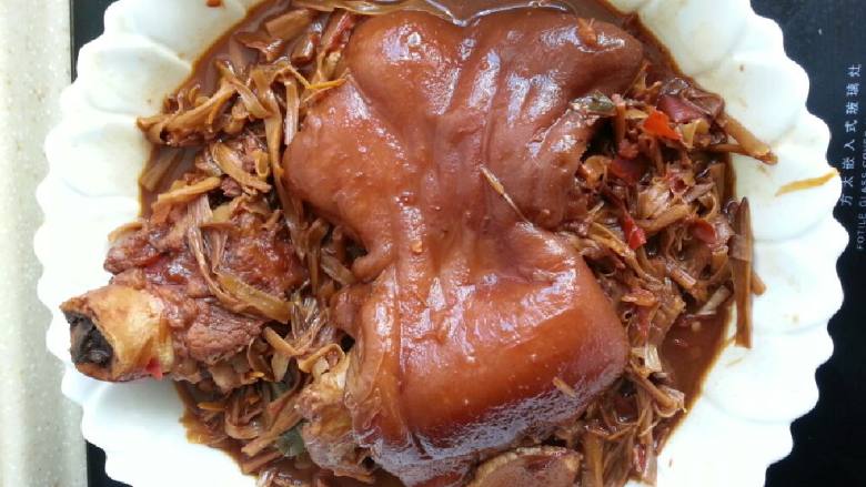 黄花菜炖肘子