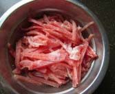 鱼香肉丝 ,里脊切丝,加入少许盐和<a style='color:red;display:inline-block;' href='/shicai/ 718'><a style='color:red;display:inline-block;' href='/shicai/ 718'>料酒</a></a>,搅拌均匀,腌制5分钟以上