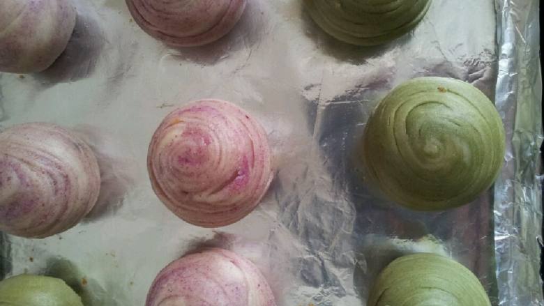 酥香迷人的抹茶香芋酥,180度预热烤20分钟。