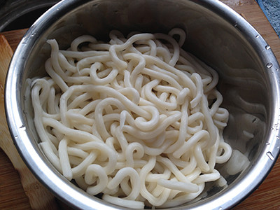 番茄牛肉炒乌冬面,乌冬面,取两人份,清水清洗沥干备用