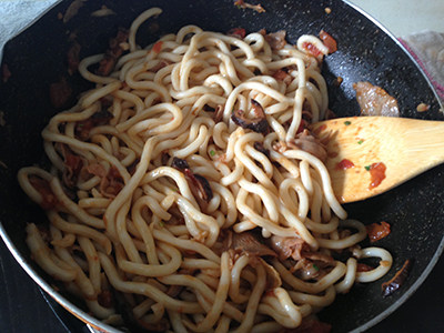 番茄牛肉炒乌冬面,倒入备用的乌冬面,快速翻炒