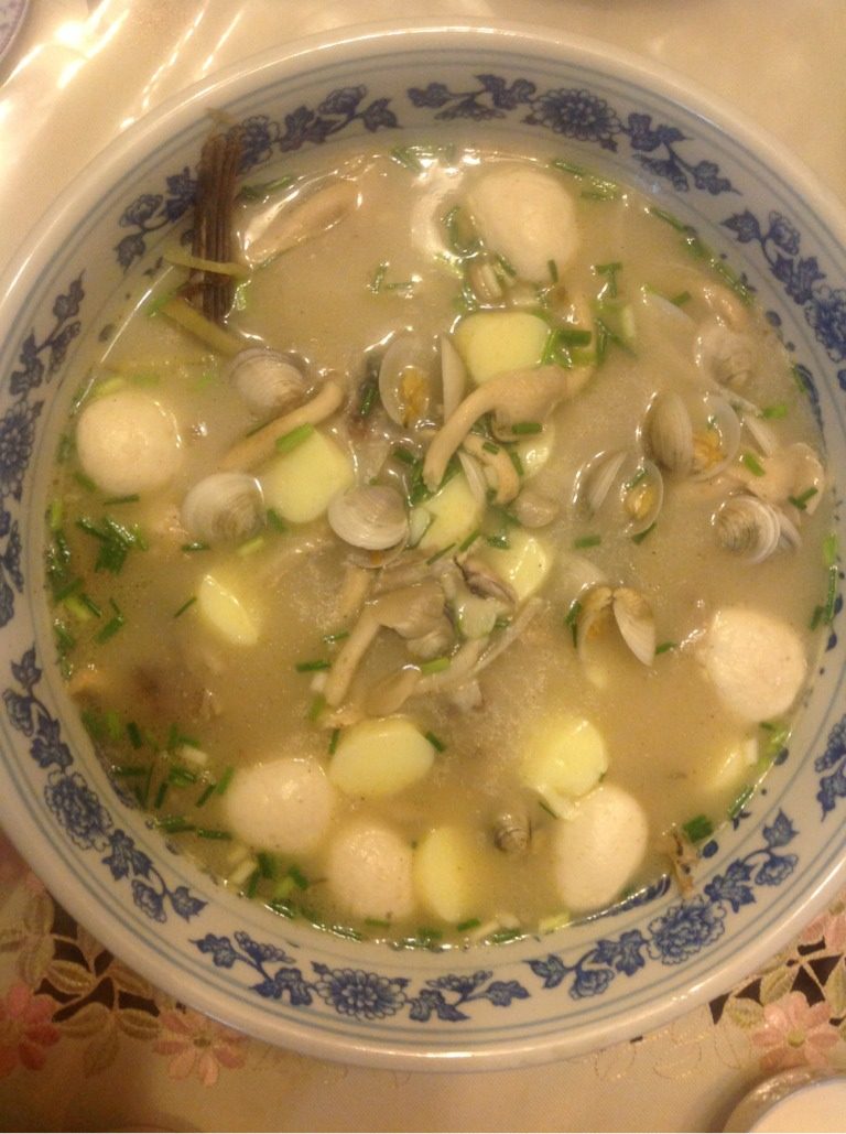 鱼头豆腐蛤蜊汤,加入滚开的高汤跟刚焯蛤蜊的水，大火煮开转小火，慢慢用勺子撇掉浮末。放火腿丝、<a style='color:red;display:inline-block;' href='/shicai/ 256'>鸡腿菇</a>、切成厚片的<a style='color:red;display:inline-block;' href='/shicai/ 477'>日本豆腐</a>中火煮15分钟，放少许糖，盐调味。放入鱼丸、蛤蜊续煮1分钟，撒<a style='color:red;display:inline-block;' href='/shicai/ 720'>胡椒粉</a>，葱花起锅。