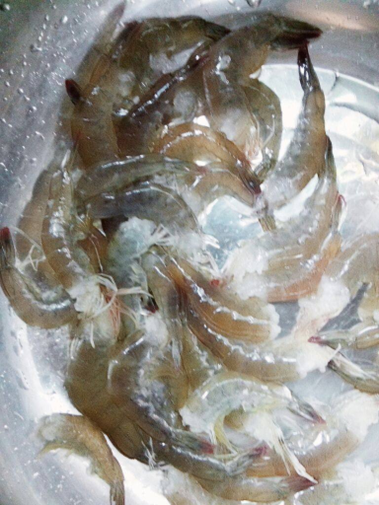 焖大虾,<a style='color:red;display:inline-block;' href='/shicai/ 293'>基围虾</a>背部开一刀，去除沙线，洗净，用料酒，花椒，少许盐腌20分钟“”裹上生粉