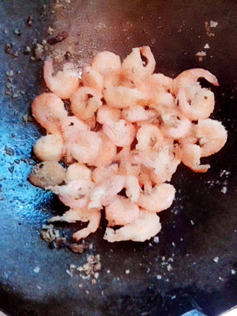 焖大虾,锅子烧热，倒入油锅翻炒，至金黄色