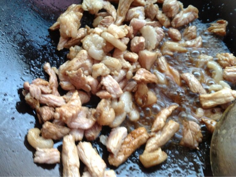 莴笋烧肉,等肥肉出油时候放瘦肉进去。 翻炒。变色。放 盐   大蒜。酱油炒一下