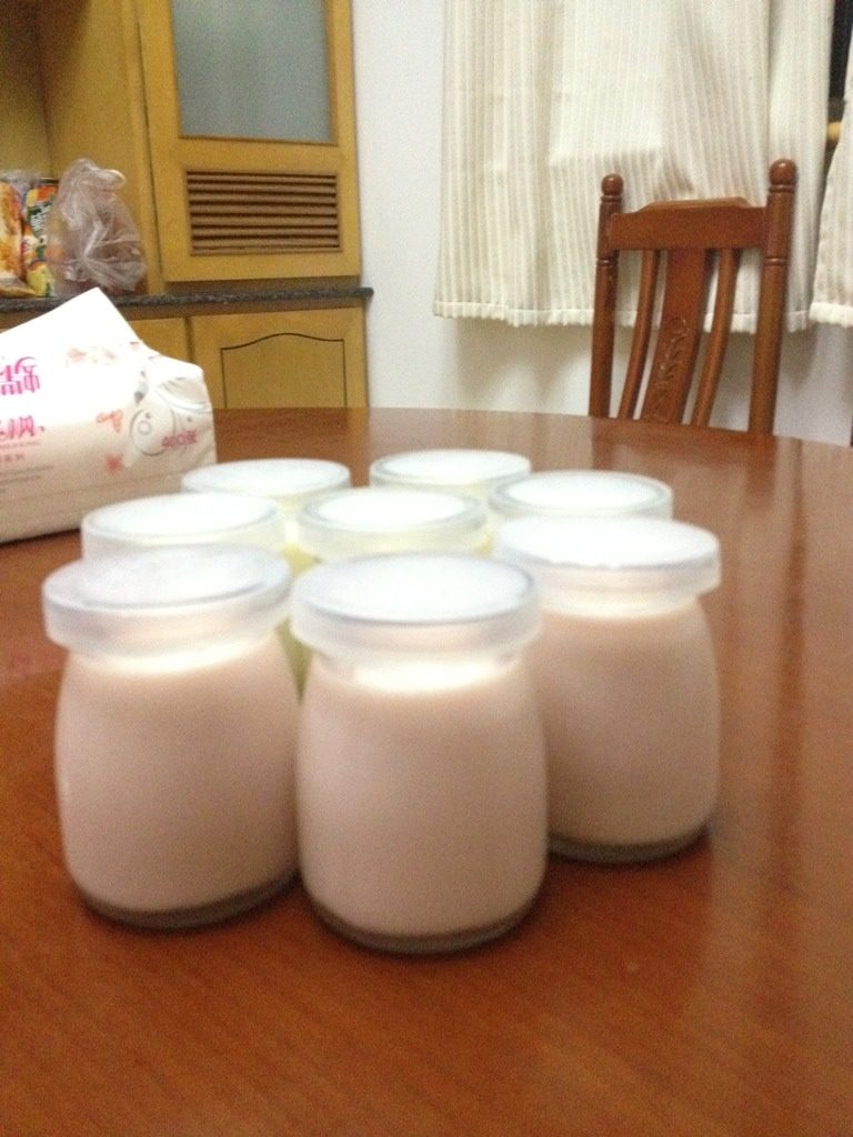 牛奶布丁,将<a style='color:red;display:inline-block;' href='/shicai/ 219'>牛奶</a>倒入煮化后的QQ糖里，搅拌均匀，盖上盖子放入冰箱冷藏