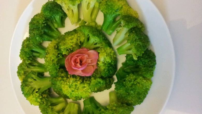 水煮西兰花,加入西兰花煮上两三分钟取出，摆盘即可。