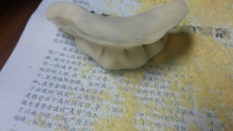 木耳鸡蛋饺子馅,煮的时候，水开了就加入一点点盐，这样不容易粘连！