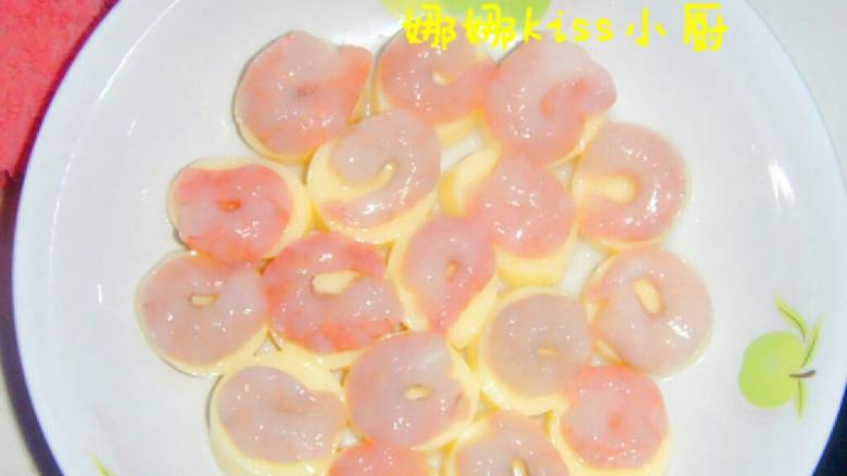 虾仁玉子豆腐,把虾仁摆在豆腐上。上锅蒸五分钟。关火时放上红椒。(如果有豌豆。就和虾仁豆腐一起蒸)