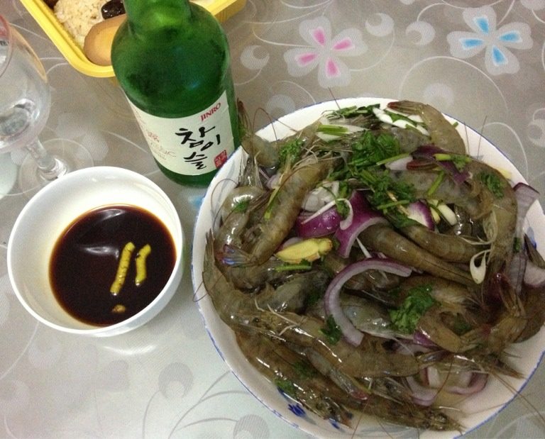 芥末鲜虾,保鲜膜密封,放入冰箱腌制,2小时后摇动一次,3至4小时后可吃。