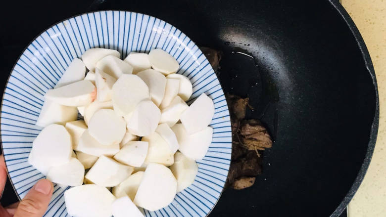 芋头焖牛腩,加入芋头,翻炒均匀