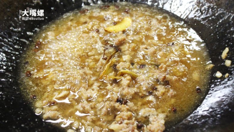 特制酸辣红薯粉丨大嘴螺,熬煮肉末汁。待猪肉末熟后放入适量高汤,若家里没有高汤,也可直接加入适量的白开水