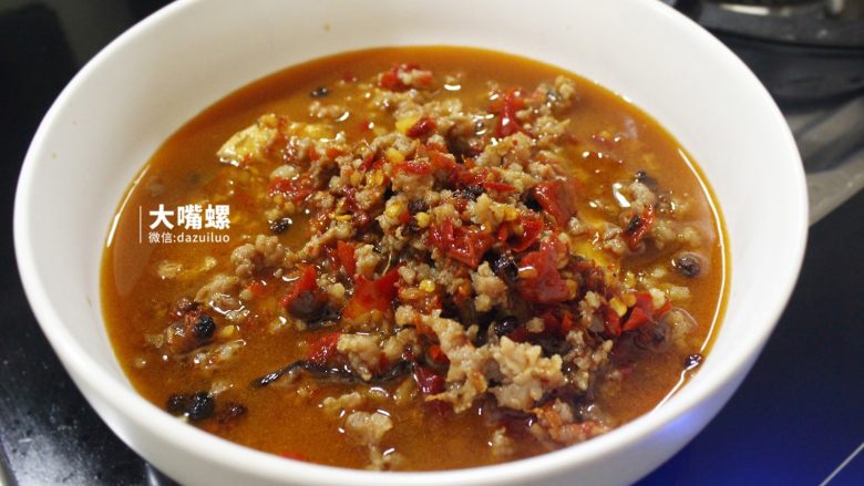 特制酸辣红薯粉丨大嘴螺,继续熬煮肉末,入味后将其盛出备用。隔着屏幕都能闻到到香味的---独家肉末汁!
