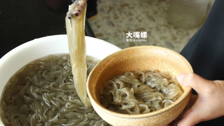 特制酸辣红薯粉丨大嘴螺,煮好后按照个人食量多少夹出红薯粉。(吃不完可放入适量水保存,下次还能做凉拌粉)