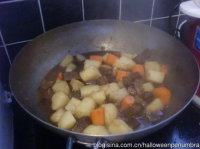 胡萝卜土豆烧牛肉,牛肉一般炖2个小时左右(期间水不够了就加热水)。炖好之后开盖大火收汁,汤汁收到只没过牛肉一半之后加入煮好的土豆胡萝卜块