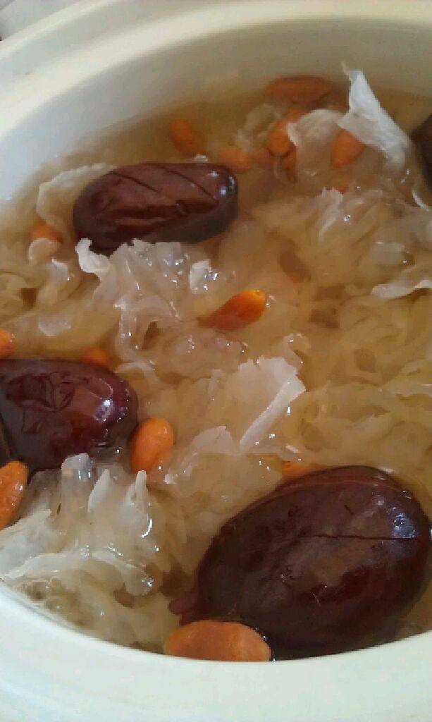 银耳养颜糖水,全部放进炖锅加清水至淹没食材。开炖锅最大火至沸腾转小火。慢炖至汤汁粘稠，加<a style='color:red;display:inline-block;' href='/shicai/ 866'>冰糖</a>炖至<a style='color:red;display:inline-block;' href='/shicai/ 866'>冰糖</a>融化起锅，放凉冰冻。甜度自己把握，不够甜加点蜂蜜更好。