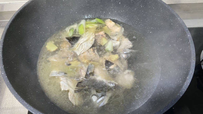 三文鱼豆腐羹➕三文鱼头豆腐羹,加入适量开水,至少要没过鱼块