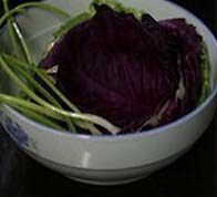 蔬果卷,<a style='color:red;display:inline-block;' href='/shicai/ 128'>紫甘蓝</a>在根部切一刀,小心取下叶片,注意不要弄破,芹菜挑细的摘去叶子,洗净。其它水果分别切成条备用