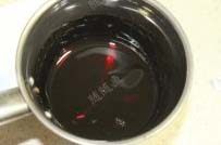 焦糖苹果饼干,细砂糖加<a style='color:red;display:inline-block;' href='/shicai/ 156925'>水</a>，小火煮至焦糖色。熄火后慢慢加入<a style='color:red;display:inline-block;' href='/shicai/ 219'>牛奶</a>，用木勺搅拌均匀