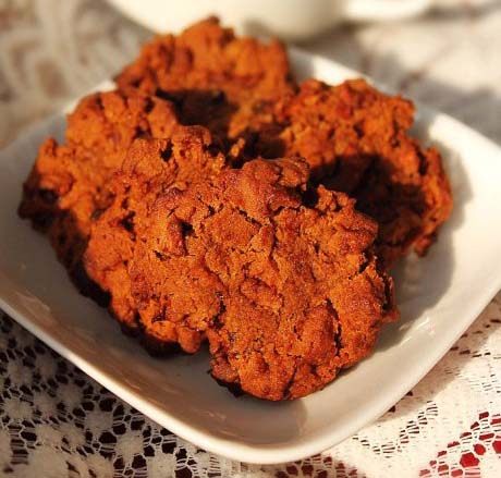 焦糖苹果饼干,烤盘铺锡纸,用小勺刮取15克左右的面糊,直接放在锡纸上;入预热后的烤箱,180度中层,烤25分钟。熄火后继续用余温焖20分钟即可。