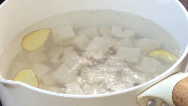 豆腐蛋花汤,放入豆腐和姜片,烧开