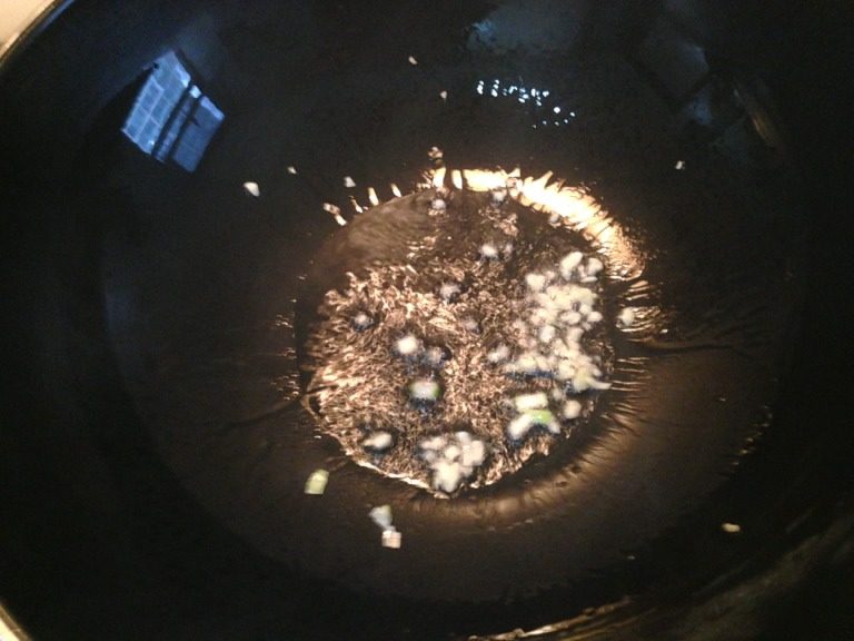 蘑菇什锦烩饭,热锅放油热至七分,放入葱蒜末爆香