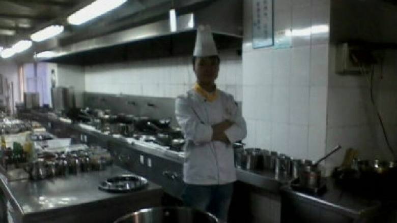 鱼头豆腐湘,调味，加贡椒，一点<a style='color:red;display:inline-block;' href='/shicai/ 715'>白醋</a>，鸡汁，盐，<a style='color:red;display:inline-block;' href='/shicai/ 734'>腐乳</a>用水把它搅拌匀加入汤中放<a style='color:red;display:inline-block;' href='/shicai/ 465'>豆腐</a>，出锅前放青椒就好了