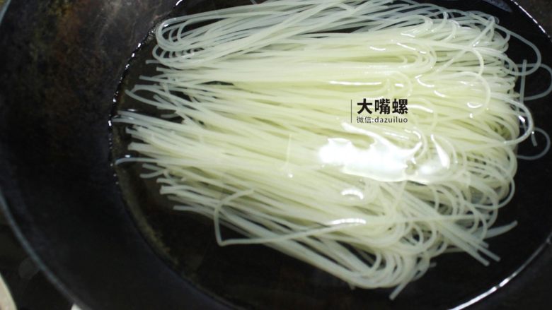 干炒好欢螺螺蛳粉丨大嘴螺,锅中放入适量水,将干米粉放入干米粉煮10分钟左右,粉的软硬程度一定要适中,太过柔软的粉,经过翻炒过后会少了些顺滑和劲道哟。这是到了考验大家掌