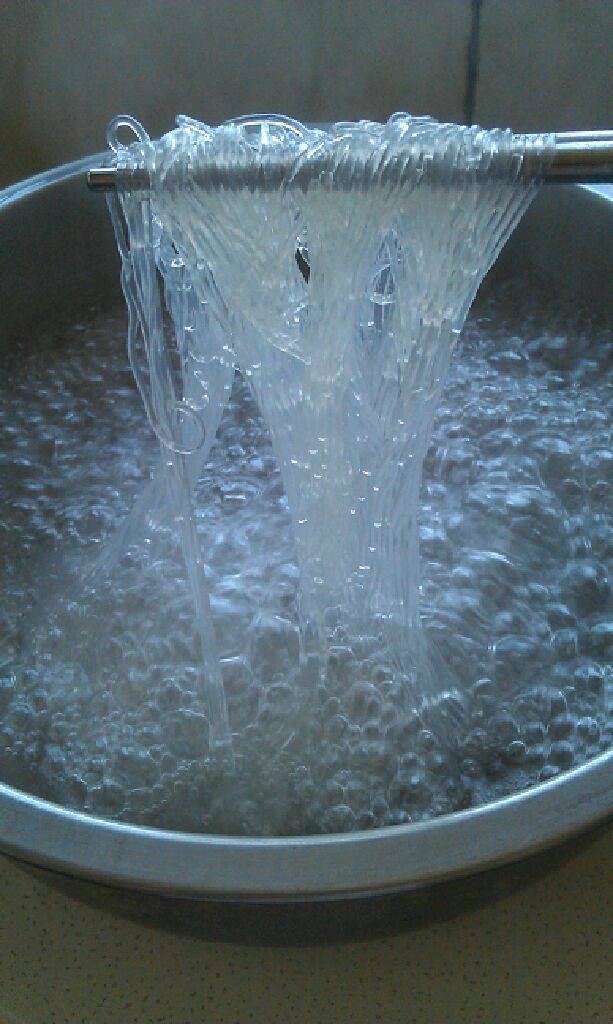 豆腐鱼粉丝煲,清水煮沸后放泡发好的粉丝,筷子打散。煮至透明柔软。