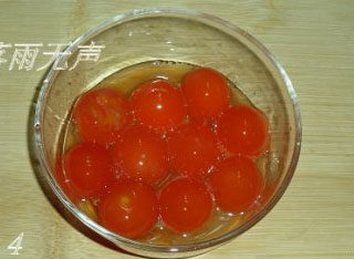 竹炭蛋黄酥月饼,鲜咸蛋取其蛋黄,用白酒浸泡十分钟去腥