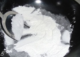 冰皮月饼,糯米粉放锅里小火炒熟,做成手粉备用