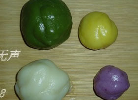 冰皮月饼,稍晾凉后,分成几份加入各色粉末,揉成面团