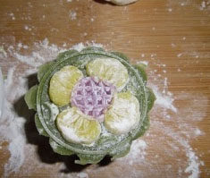 冰皮月饼,用力一压即成型