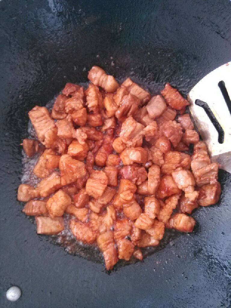 红烧肉,热锅放油，放入<a style='color:red;display:inline-block;' href='/shicai/ 866'>冰糖</a>，至焦糖色放入焯好的五花肉