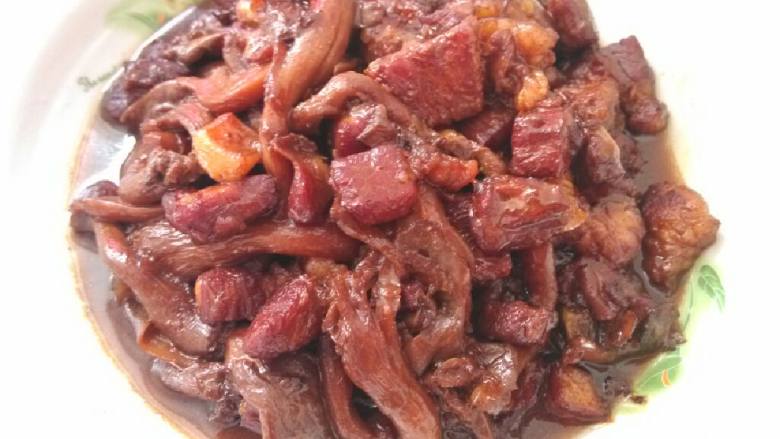 红烧肉,高压锅炖15分钟，继续倒入炒锅中大火收汤，ok！