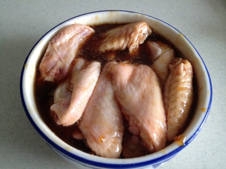 烤鸡翅,<a style='color:red;display:inline-block;' href='/shicai/ 96'>鸡翅</a>洗净,用大吉大烤肉酱腌上(我一般腌一夜,这样才入味)