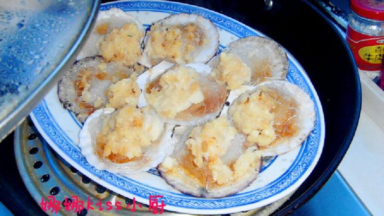 蒜蓉粉丝蒸扇贝,上锅隔水蒸十分钟