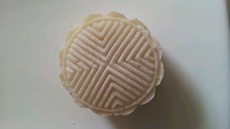 素冰皮,包好的月饼滚上熟粉轻轻送到模具里,用力一推再一松手就出来了!