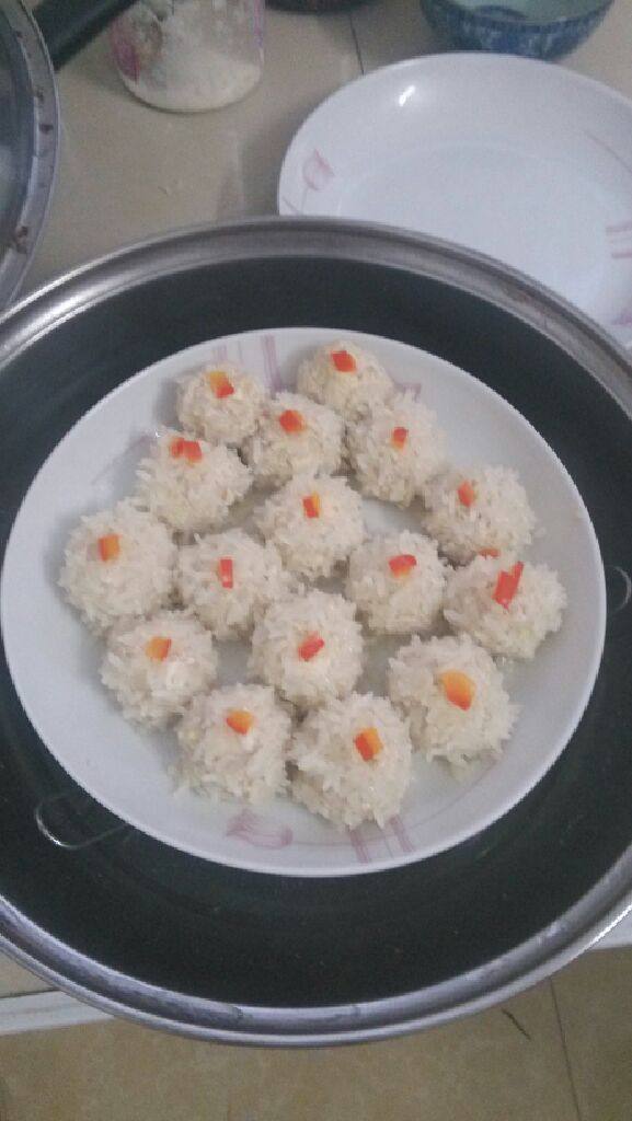 水晶豆腐肉丸,放蒸锅中蒸,糯米透明时就好了。。。